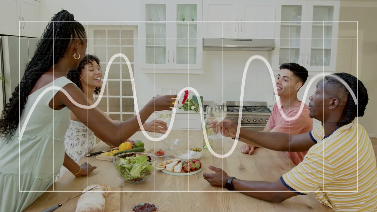 Quatro adultos passando bebidas depois que mulheres entregam uma jarra e arrumam a salada, com uma grade de ondas de alimentos sobre o grupo.