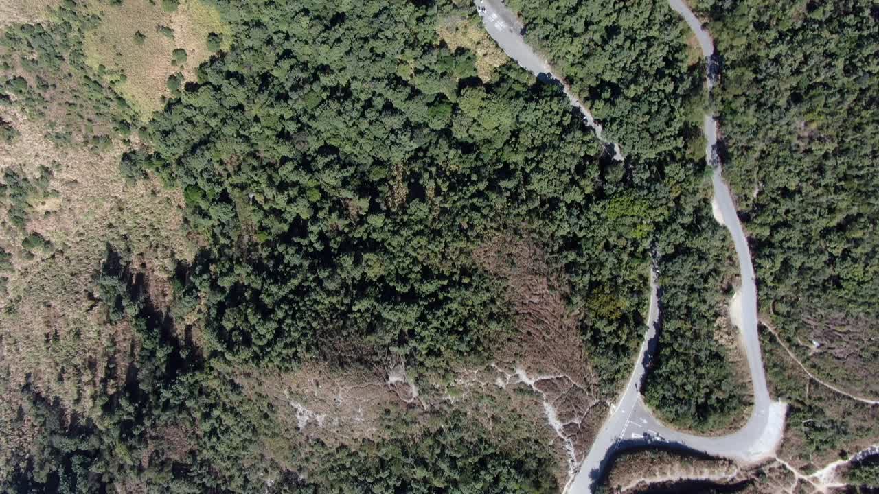 tiro temprano en la mañana a gran altitud sobre el sendero de la montaña de la roca del león de hong kong, vista aérea