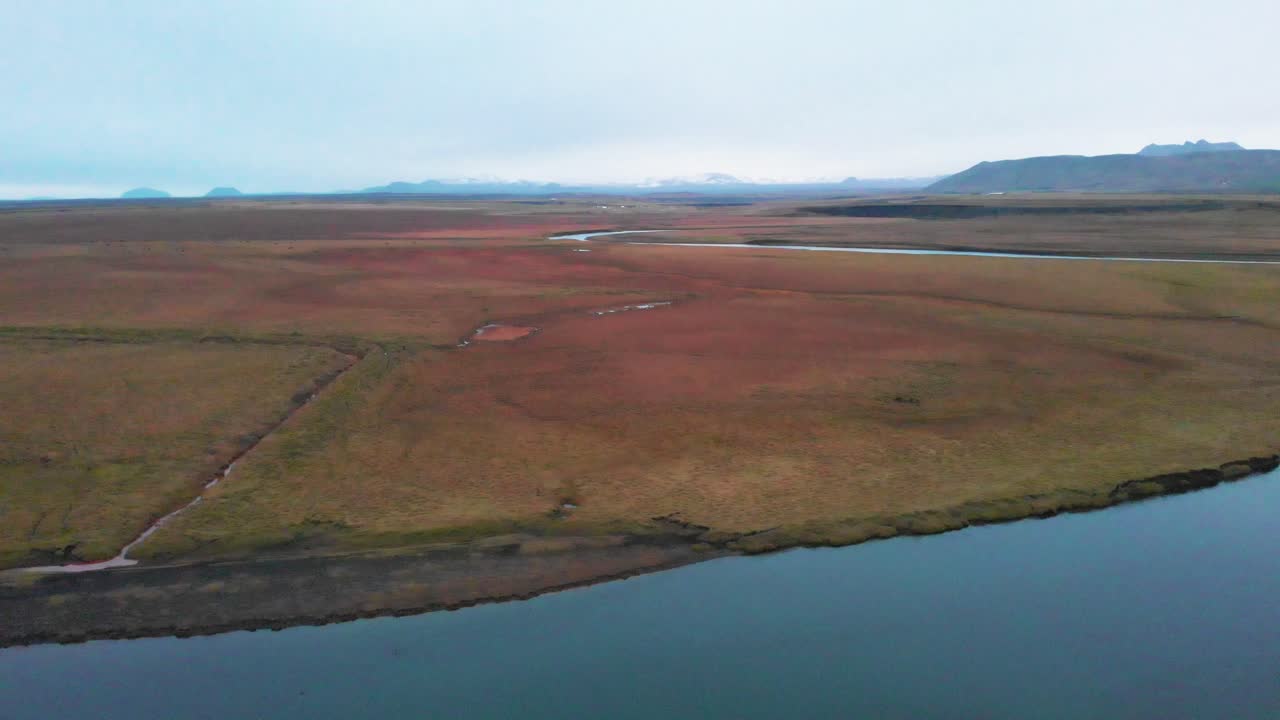 травянистые равнины в северной исландии ландшафт с речными потоками