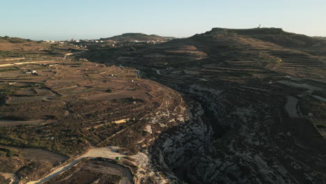 Imágenes-Aéreas-De-Wied-Il-ghasri-Gozo,-Malta