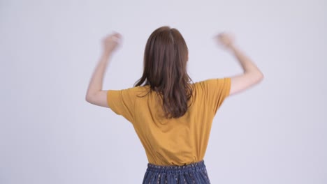 vista trasera de una joven asiática feliz