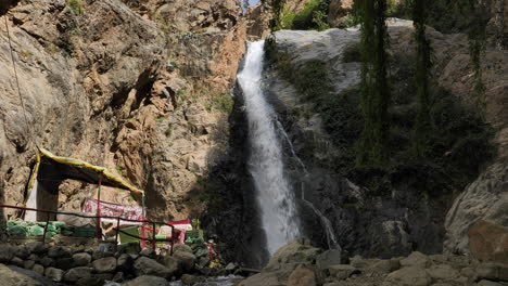 Sonnige-Tageslandschaft-Mit-Wasserfall-Im-Atlasgebirge,-Marokko