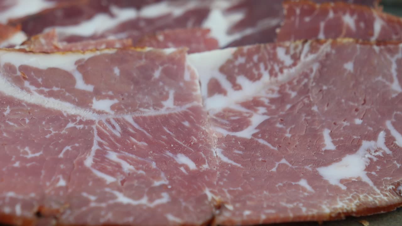 연기 된 고기 조각