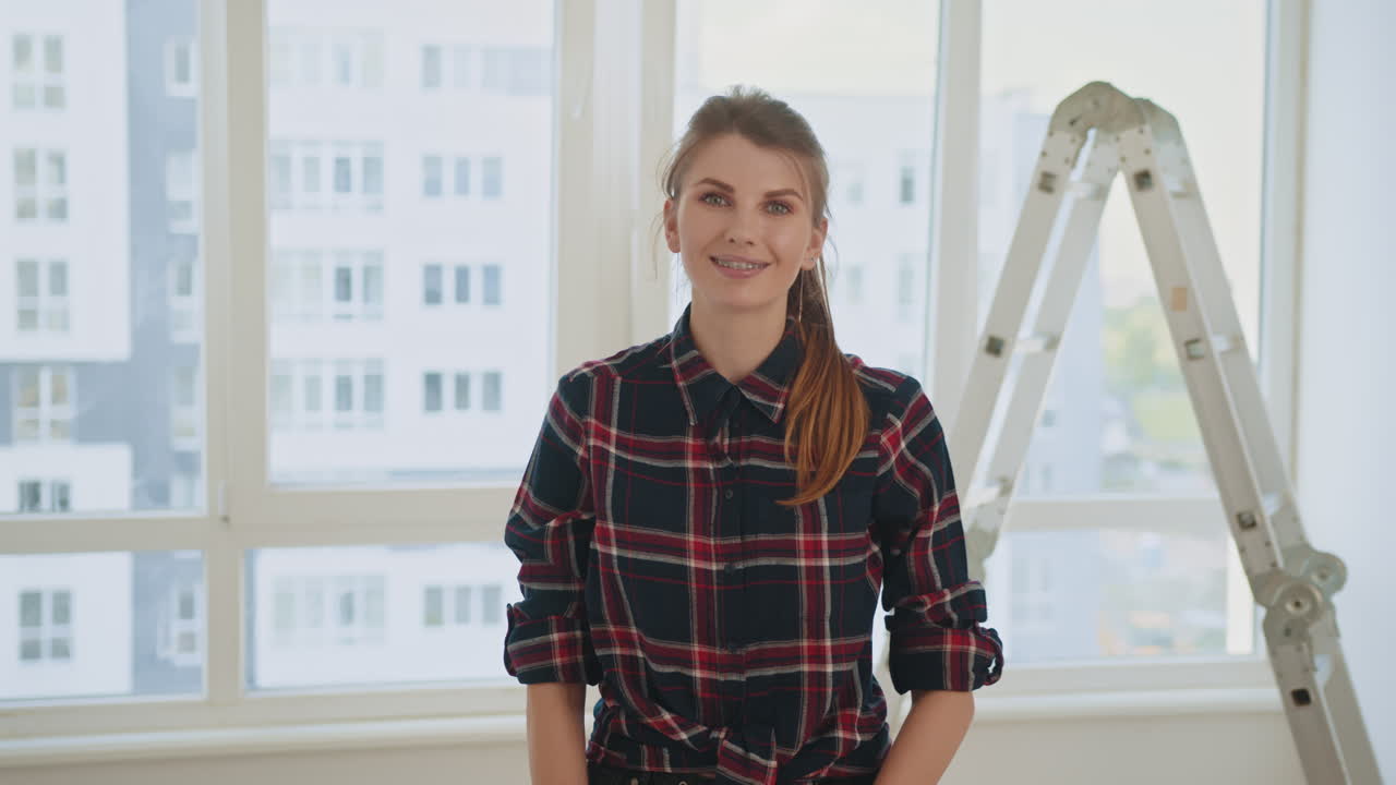 mujer en una renovación de casa