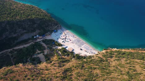 Playa-Paradisíaca-Aislada-En-Gjipe,-Albania:-Un-Oasis-Escondido-Entre-Un-Cañón-Rocoso-Y-El-Mar-Jónico-De-Aguas-Cristalinas-Para-Una-Escapada-De-Verano