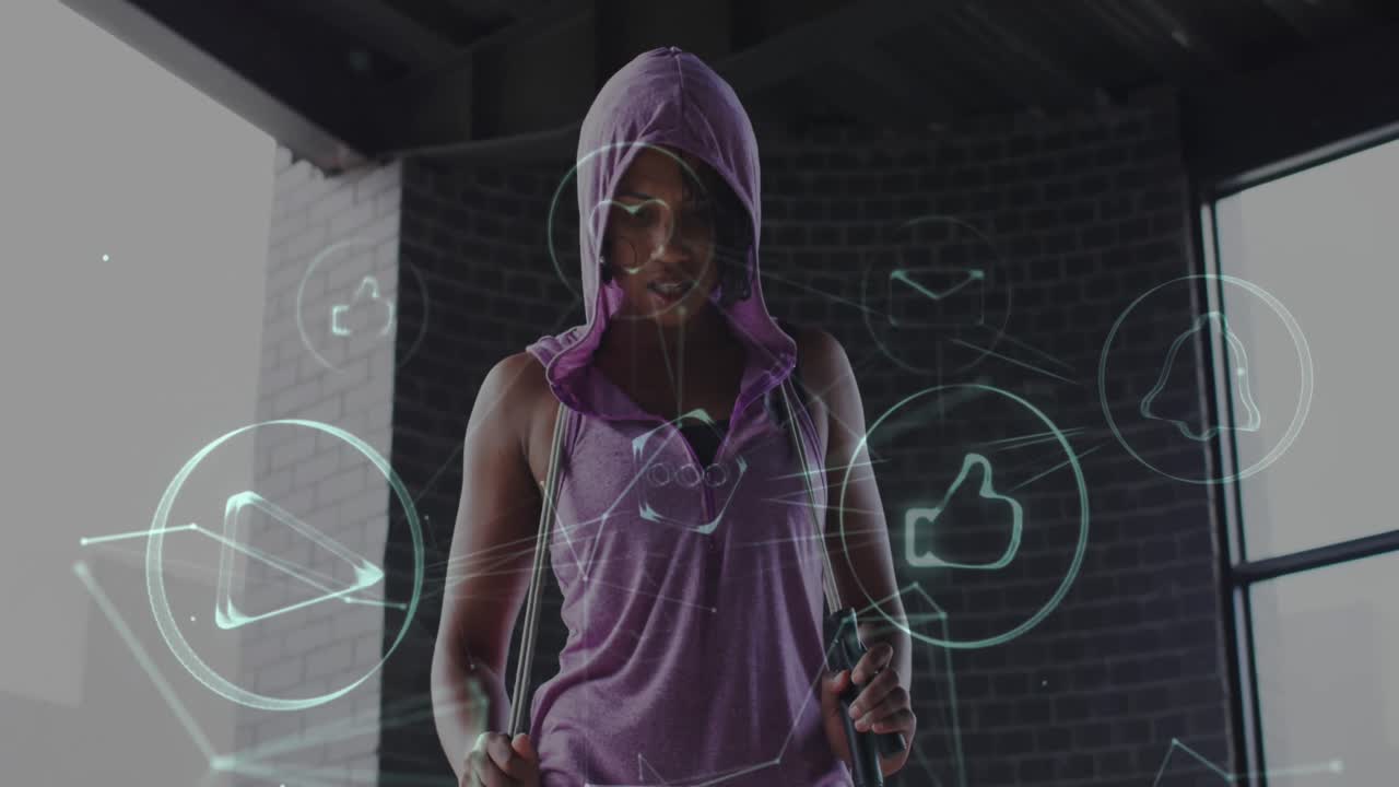 animación de iconos tecnológicos sobre una mujer haciendo ejercicio en un edificio abandonado