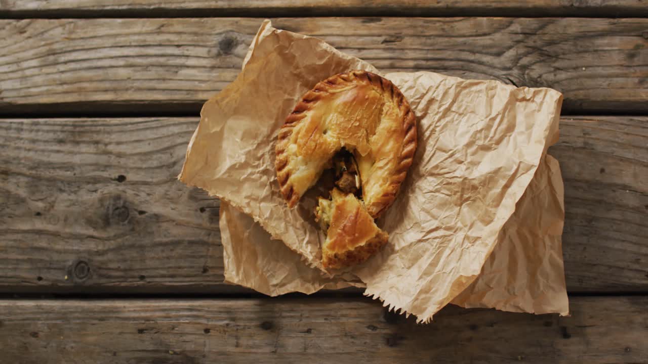 video de una tarta vista desde arriba sobre un fondo de madera