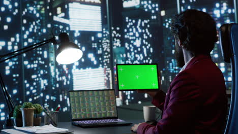 el consultor económico utiliza el diseño de pantalla verde en la tableta
