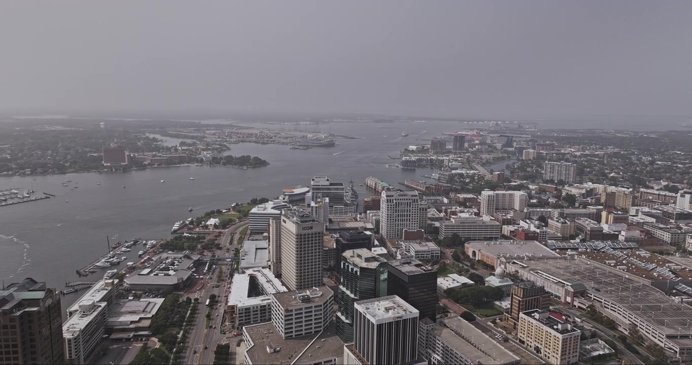 Norfolk Virginia Aerea v62 sorvolo a volo d'uccello sopra l'autostrada e intorno al paesaggio urbano del centro - Ripreso con Mavic 3 Pro Cine - 30 settembre 2023