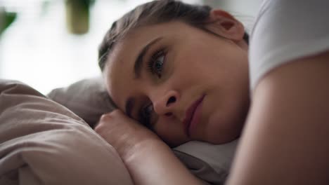 vídeo en primer plano de una mujer triste acostada