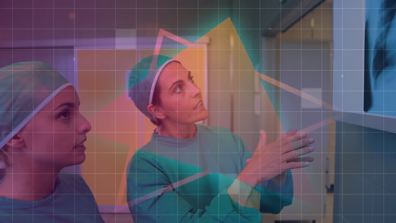 animación de triángulos y cuadrados que se mueven sobre diversos médicos femeninos que miran una foto de rayos x