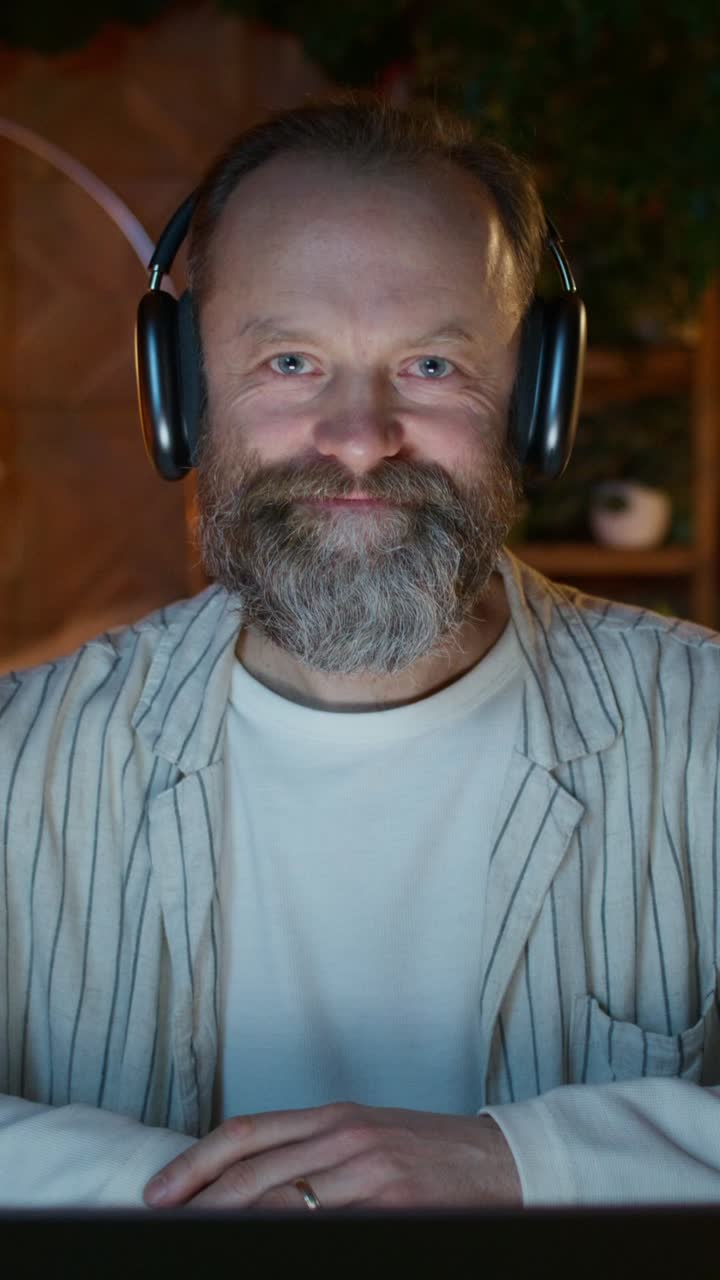 hombre trabajando en una computadora portátil con auriculares