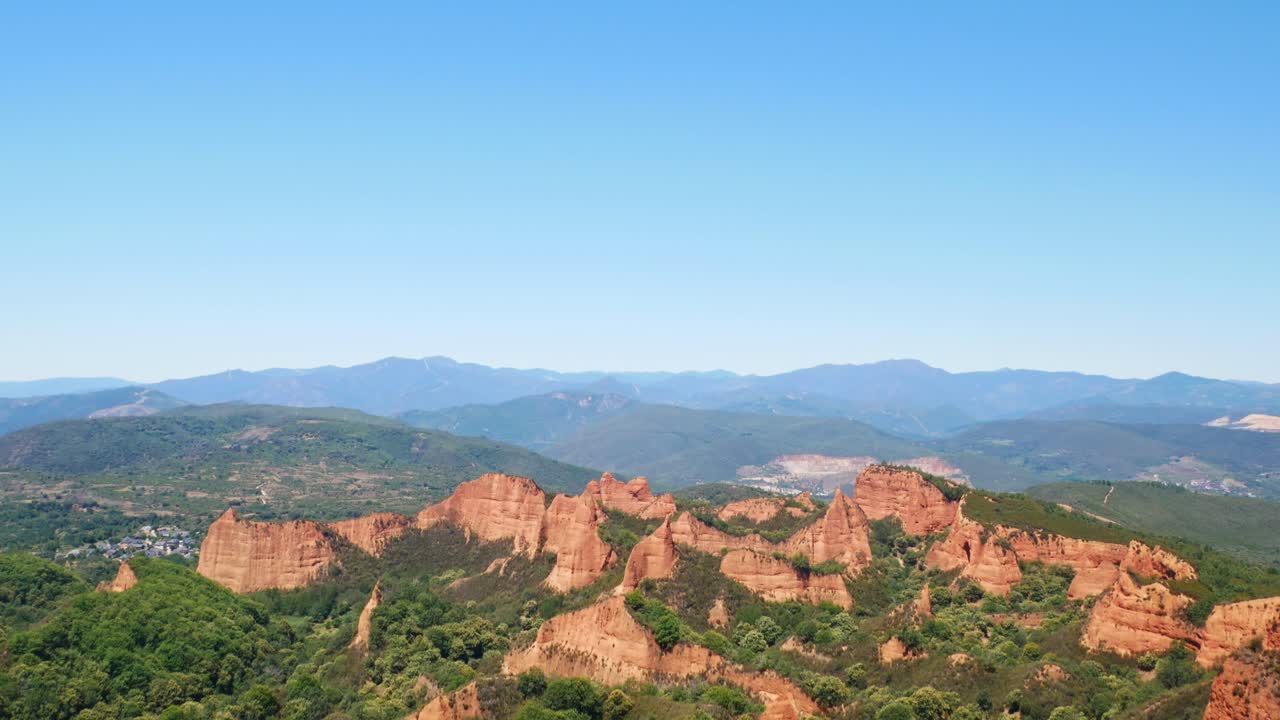 로마 제국, 스페인의 오래된 금광인 라스 메둘라스의 전망을 아래로 기울입니다.