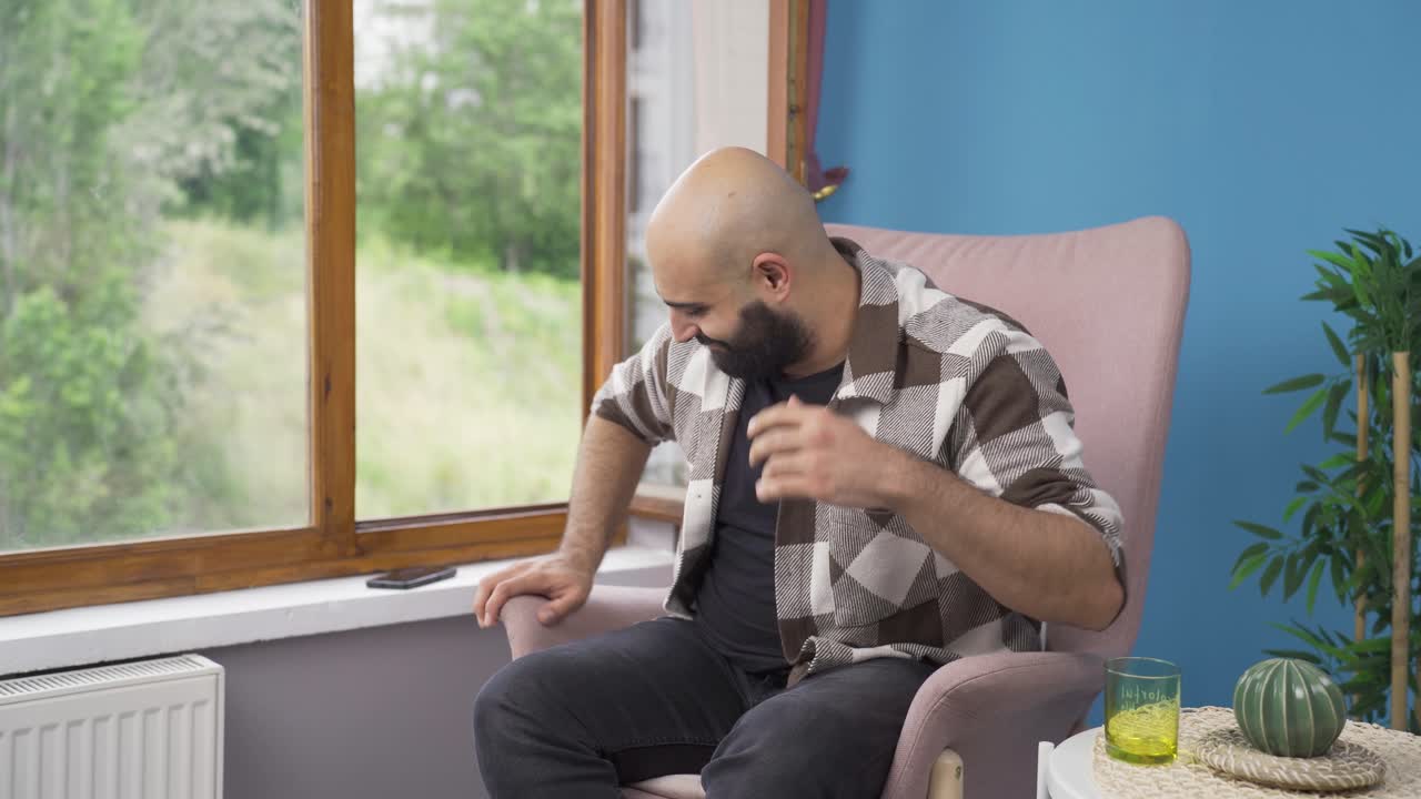 불행하고 불안한 사람. 그 사람은 나쁜 삶을 살고 있습니다.