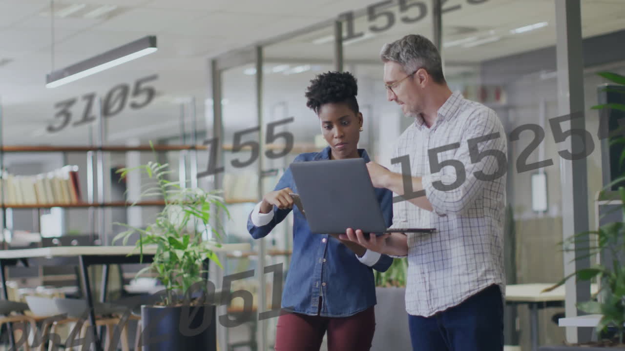 animación del procesamiento de datos sobre diversos colegas discutiendo el trabajo