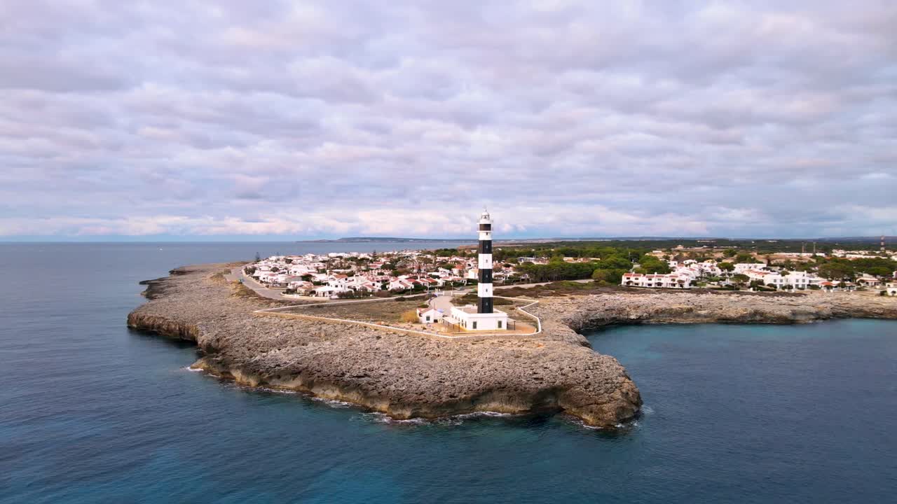 스페인 메노르카의 바위 절벽 끝에 앉아 있는 artrutx 등대