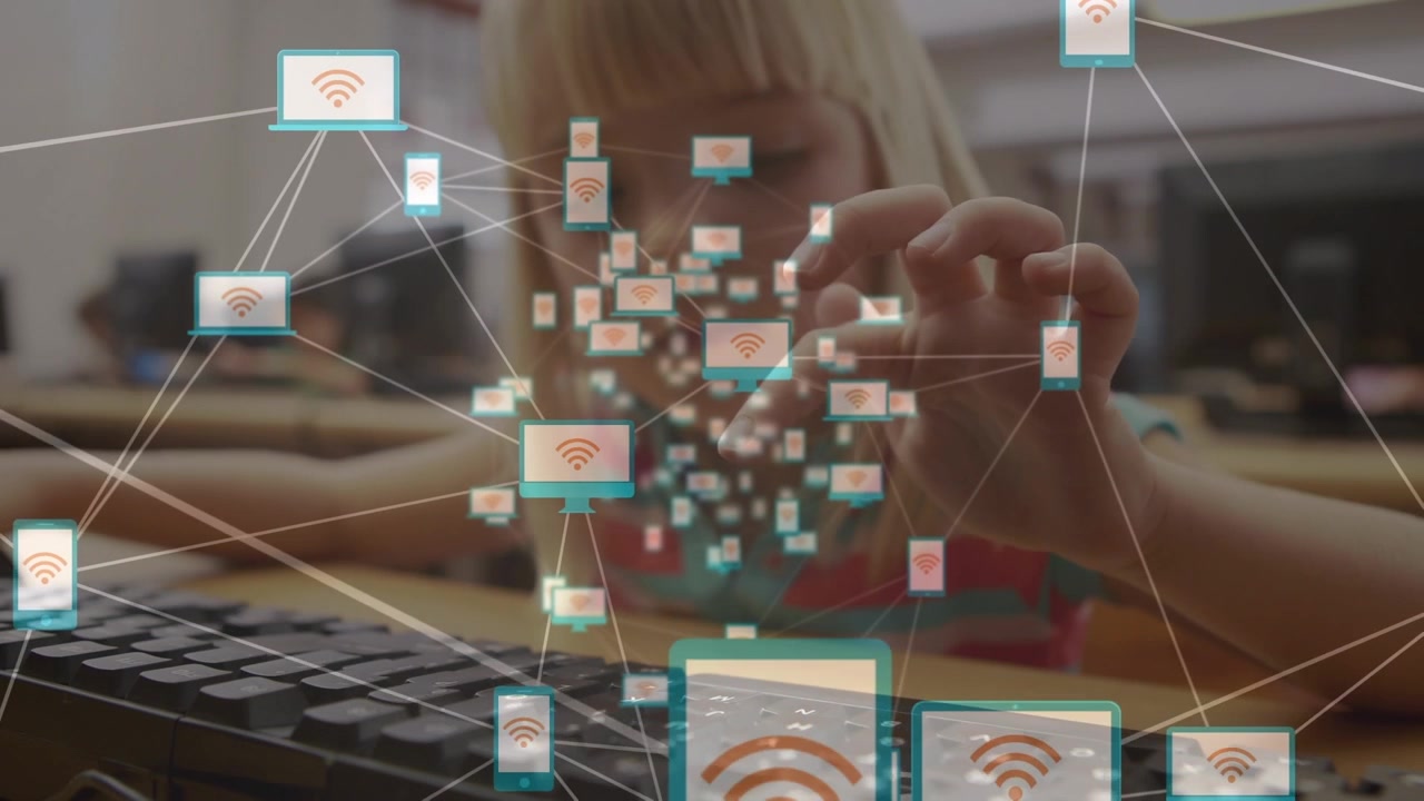 Junges Mädchen benutzt Computer im Klassenzimmer mit digitaler Netzwerküberlagerung