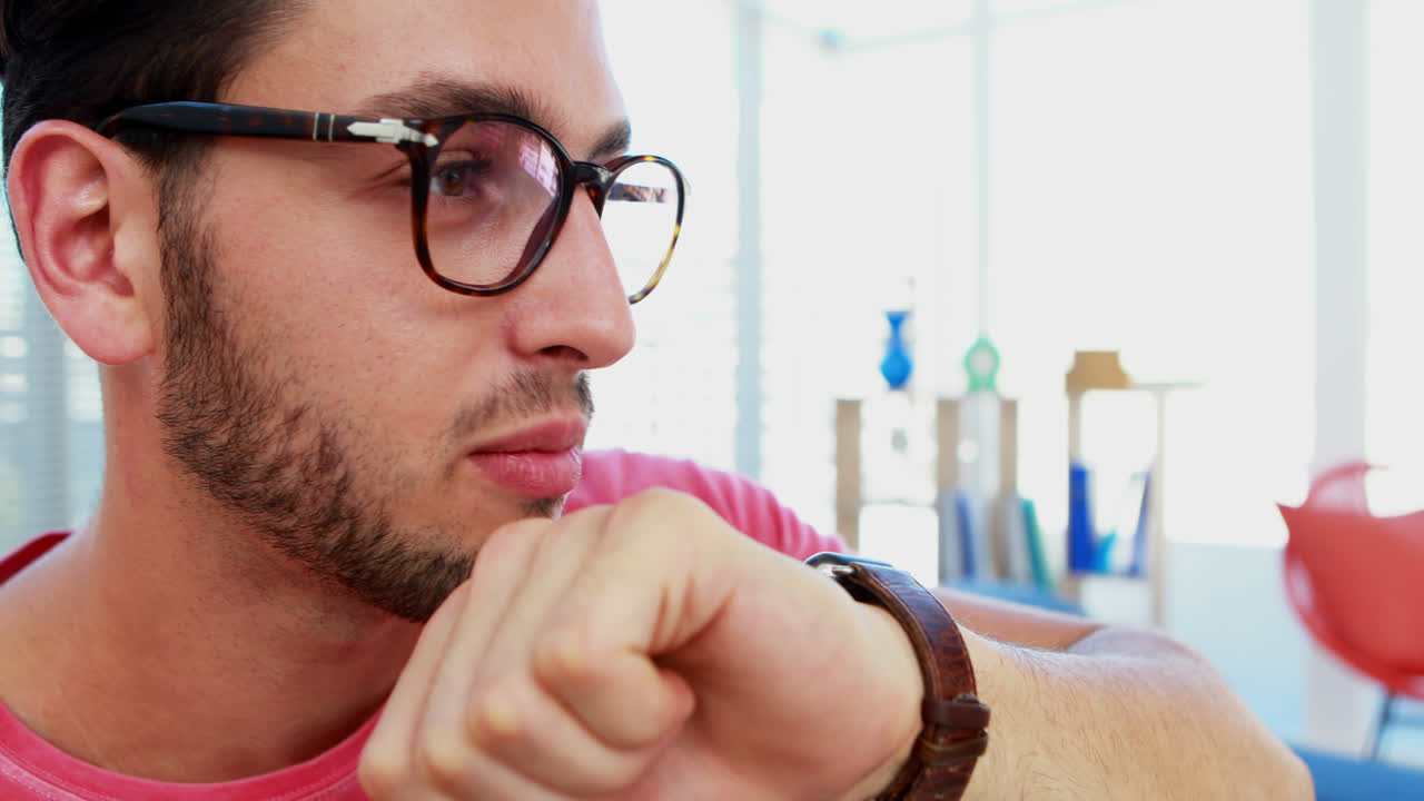 ejecutivo hablando en smartwatch en la oficina 4k