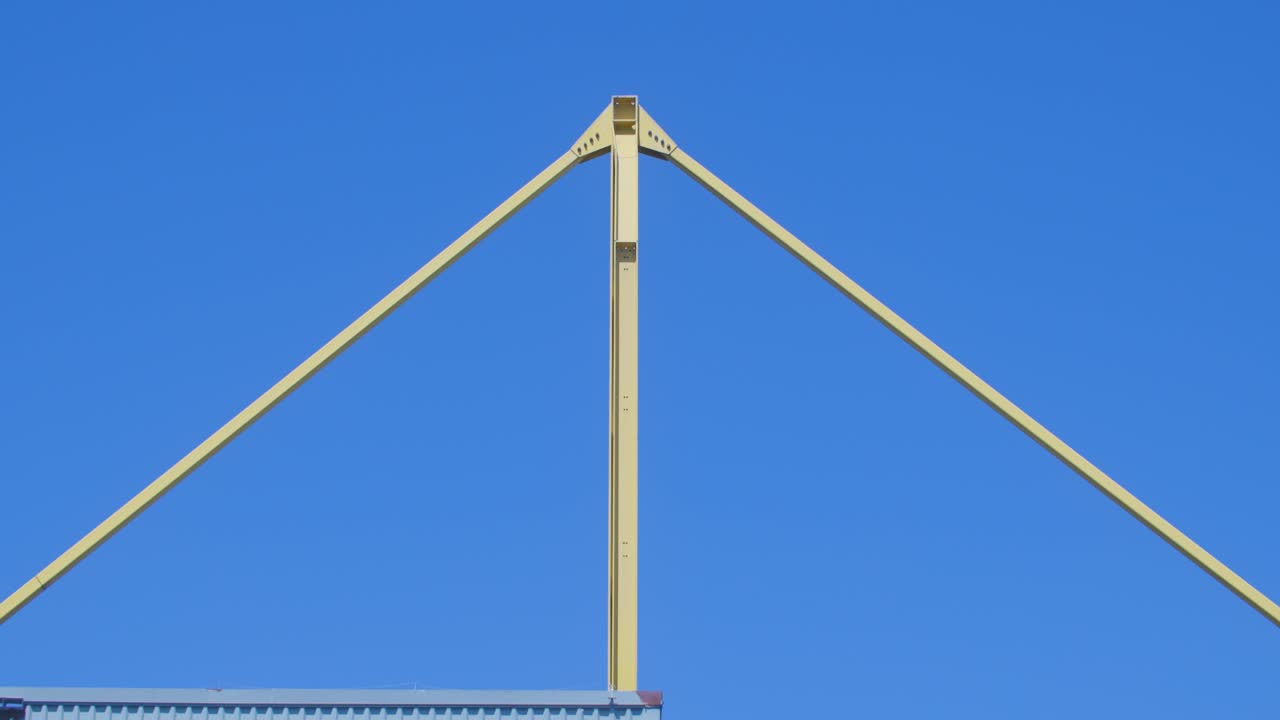 slowmotion에서 노란색 삼각형 모양의 놀라운 추상 대칭 선