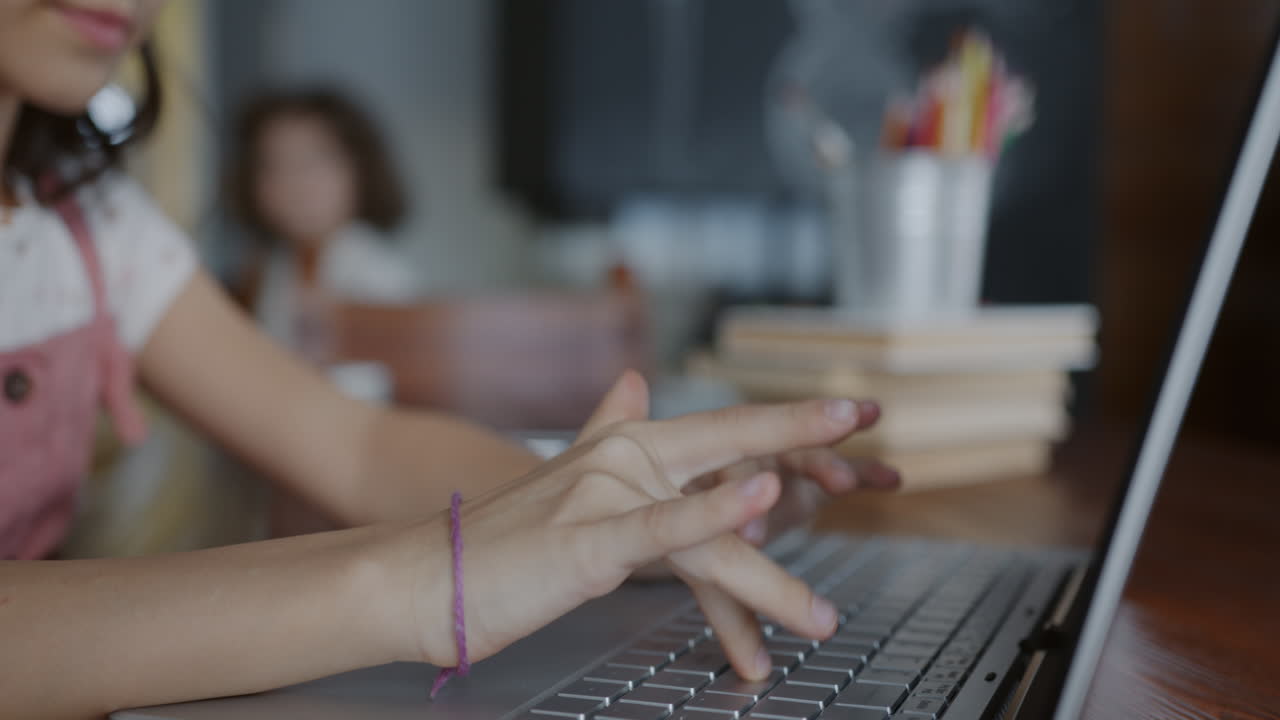 Chica trabajando en la computadora portátil