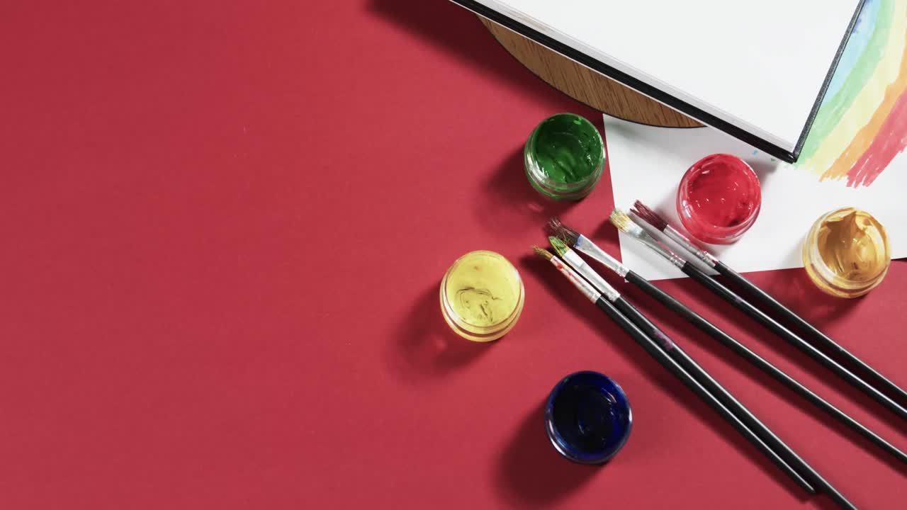 레드 배경 에 있는 노트북, 페인트, 브러시 의 클로즈업, 슬로우 모션