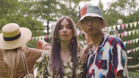 vrienden op een muziekfestival buiten