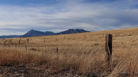 llanuras de colorado con cordillera en el fondo