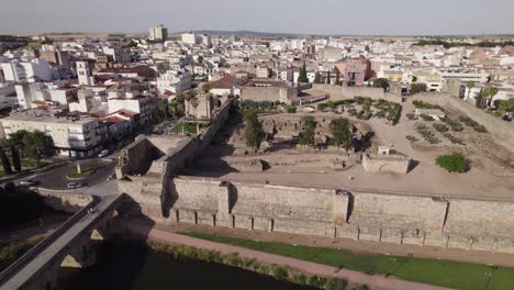 Unesco-Weltkulturerbe-Alcazaba-Von-Merida,-Niedriger-Winkel,-Luftumlaufbahn