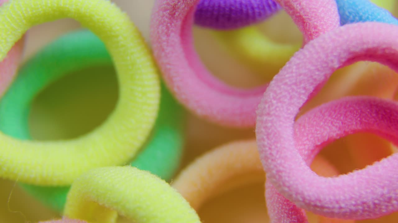 cerca de las bandas de goma giratorias multicolores