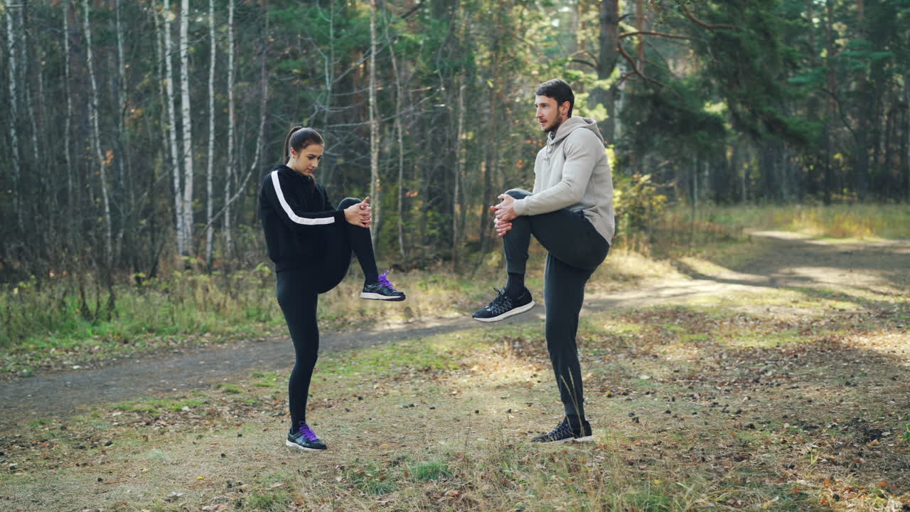 pareja estirándose al aire libre