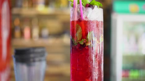 bebidas alcohólicas rojas en vasos grandes, gin tonic, gin tonic, cócteles