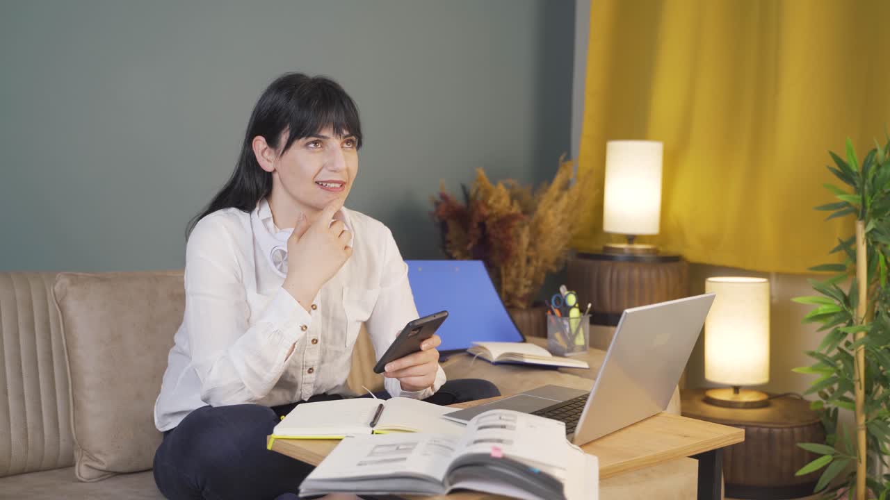 행복한 표정으로 전화로 문자 메시지를 보내는 여자.