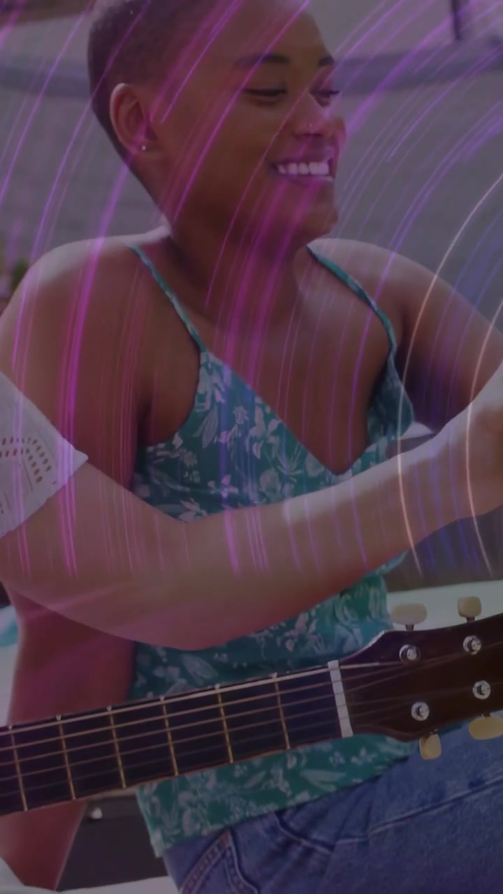 Ein weißer Arm reicht einer Frau im flaschengrünen Kleid etwas, die es empfängt, weitergibt und teilt; eine Gitarre und lila Haarsträhnen, die sanft fallen.