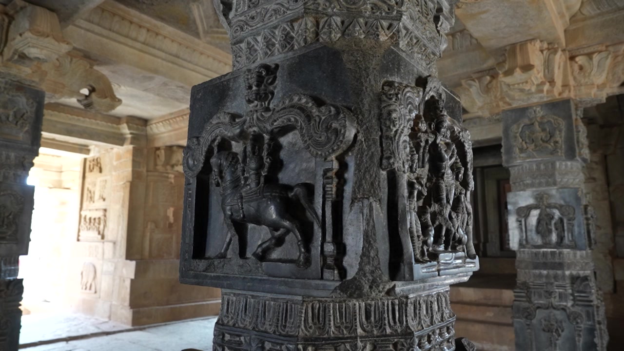 Pilar Batu Berukir di Dalam Kuil, Hampi, Karnataka, India