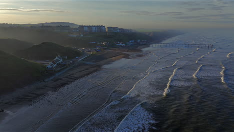 estableciendo una toma de avión no tripulado de saltburn-by-the-sea mirando hacia la costa hacia redcar