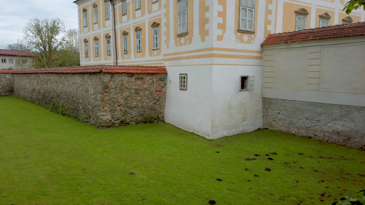 중세 유럽 도시의 르네상스 바로크 궁전, 슬로베니아 슬로베니아 비스트리카의 성, 돌담과 탑이 있는 방어용 참호