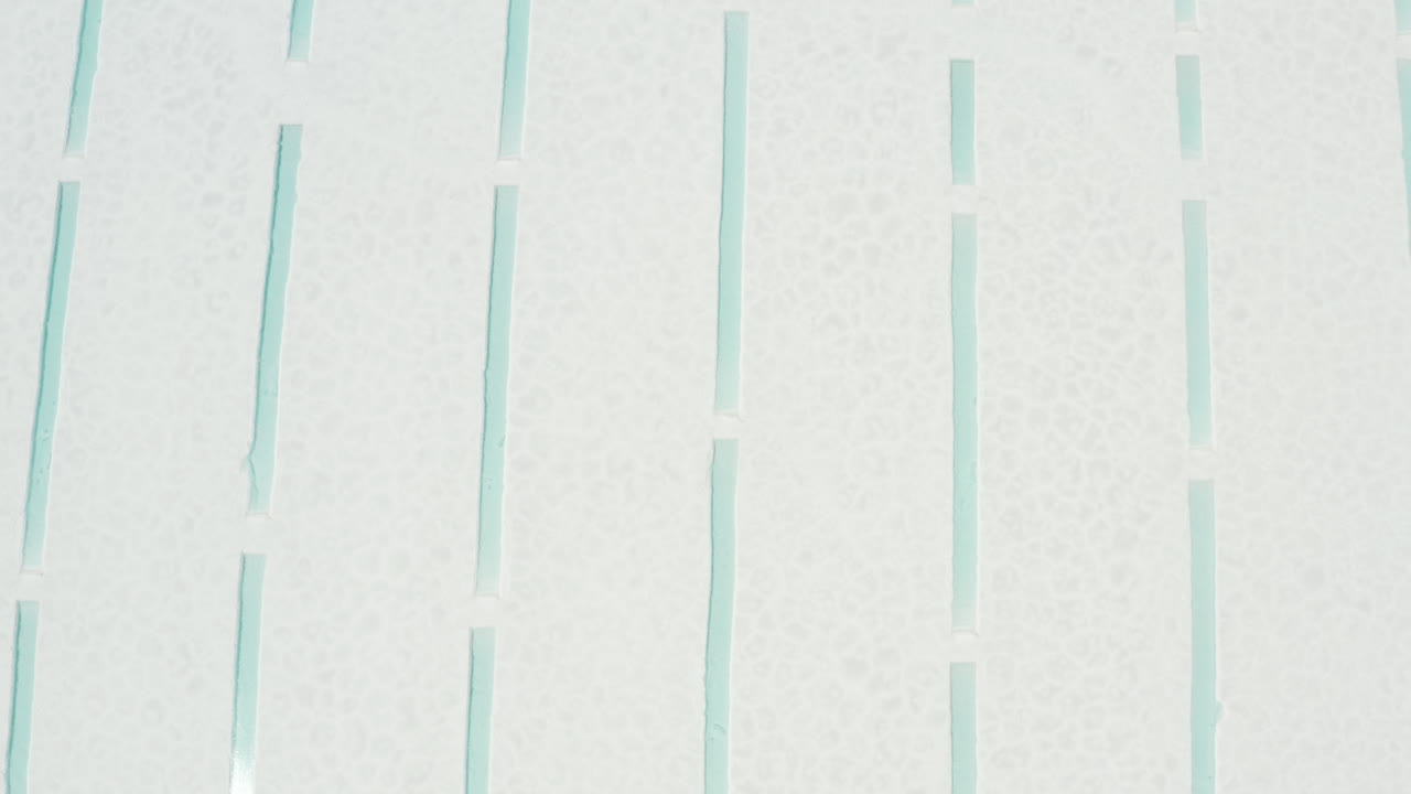 antena - salinas grandes salinas, argentina, amplia toma cenital bajando al panorama