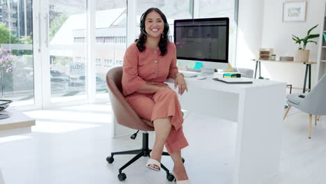 mujer asiática, centro de llamadas y sonrisa por computadora