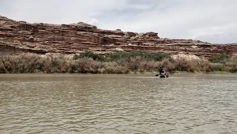 Schwenk-Von-Jungs,-Die-Auf-Dem-Fluss-In-Utah-Kanu-Paddeln