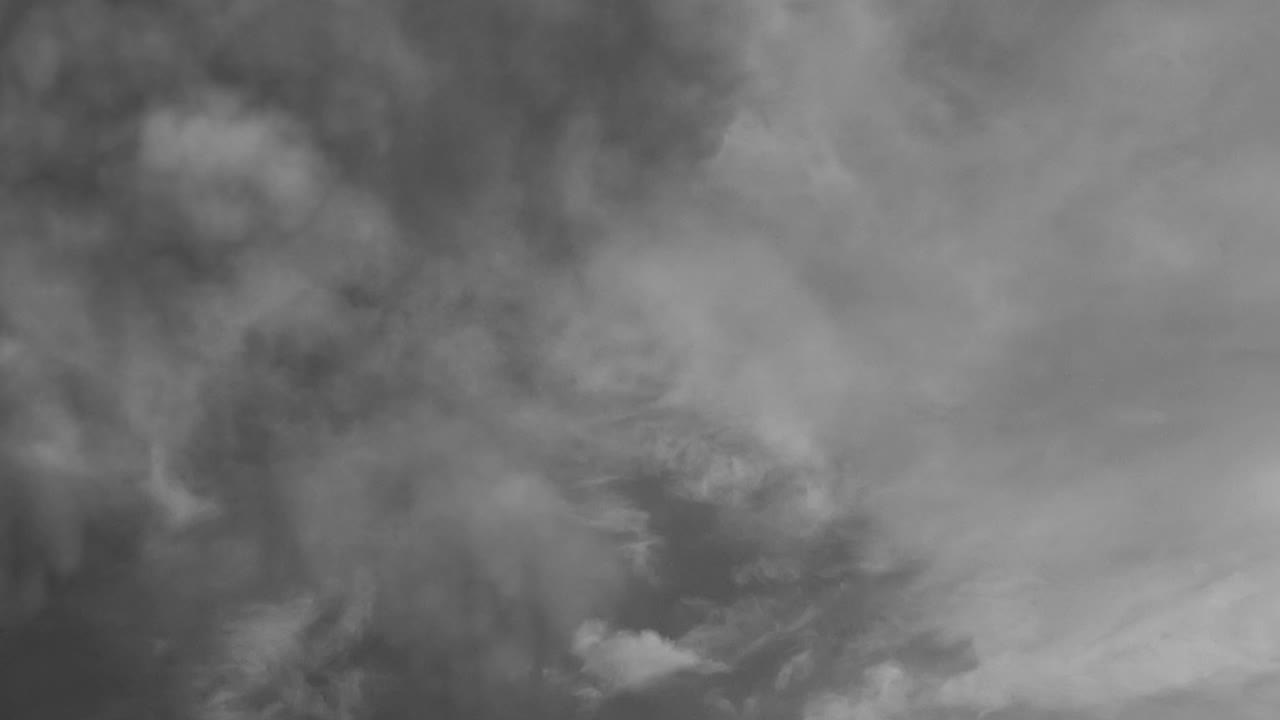 어두운 구름 속의 폭풍 뒤에서 반이는