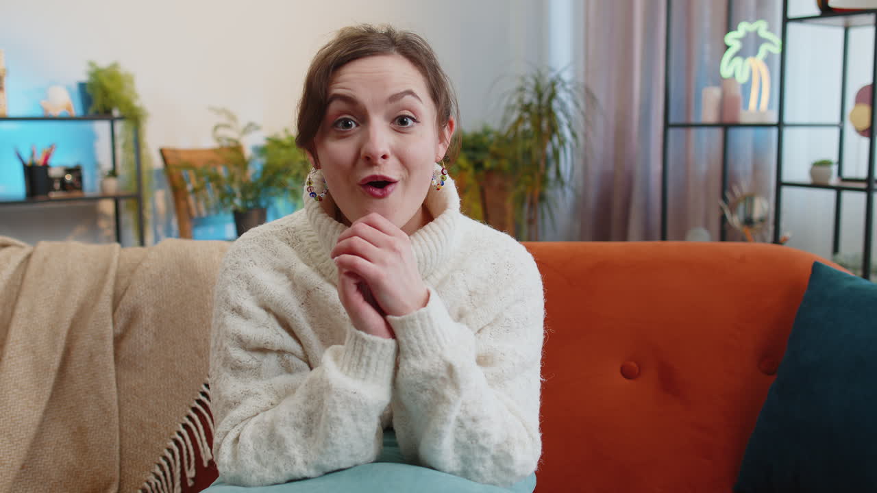 생각이 깊은 영감을 받은 젊은 여성은 '유레카' 제스처를 하고 손가락을 올리며 집에서 창의적인 계획을 세웠다.