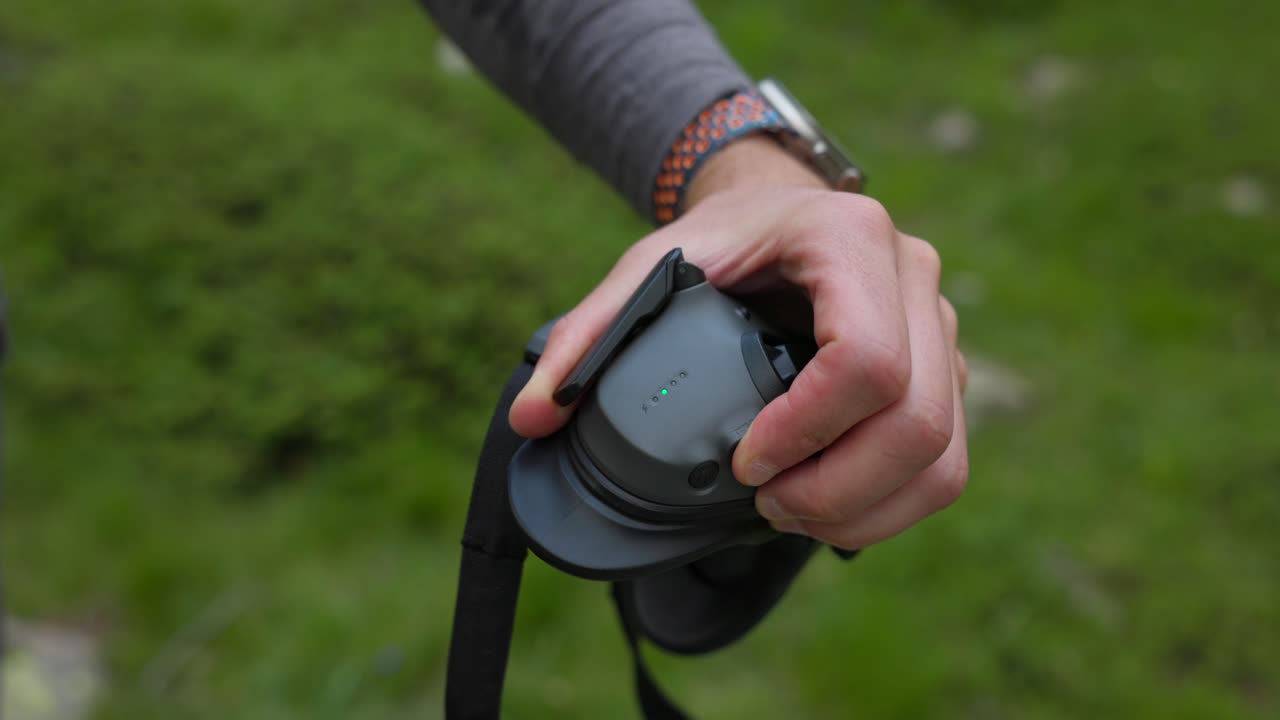 fotografía de primer plano de dji avata con los googles encendidos, la luz verde activada