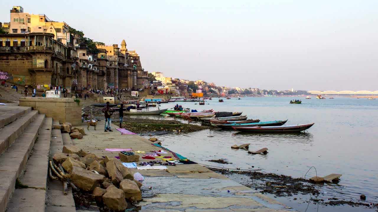 ciudad de varanasi, río ganges y barcos, uttar pradesh, india, lapso de tiempo