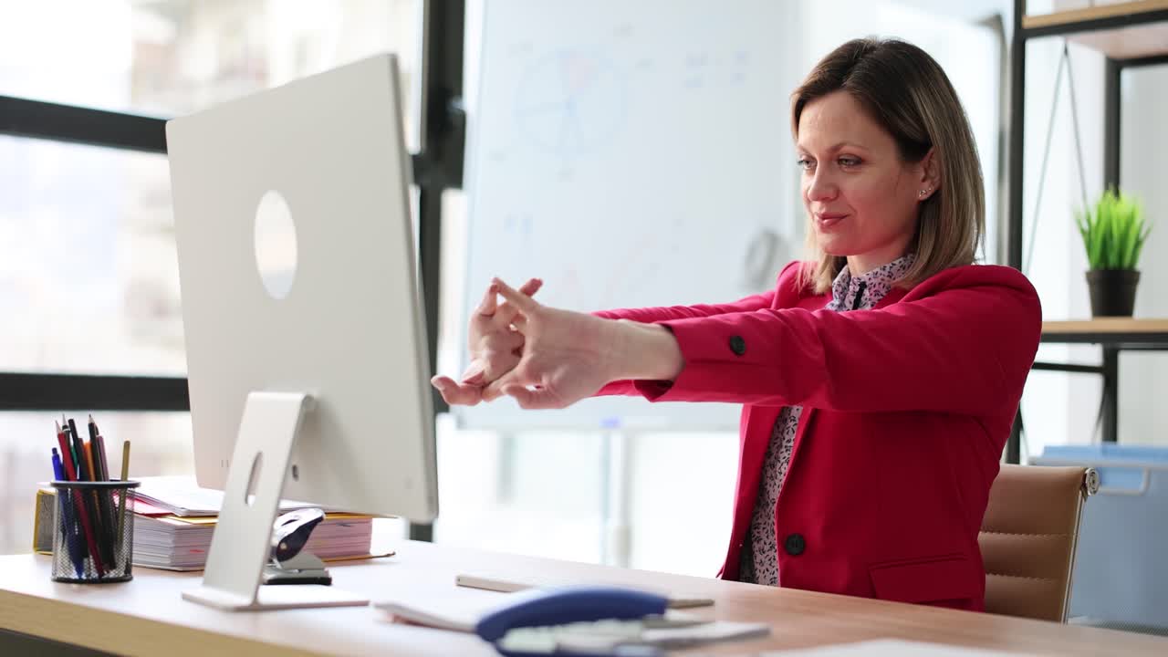mujer trabajando en la computadora en la oficina