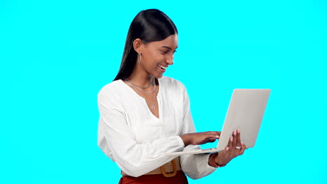 mujer de negocios, riendo y portátil en un estudio