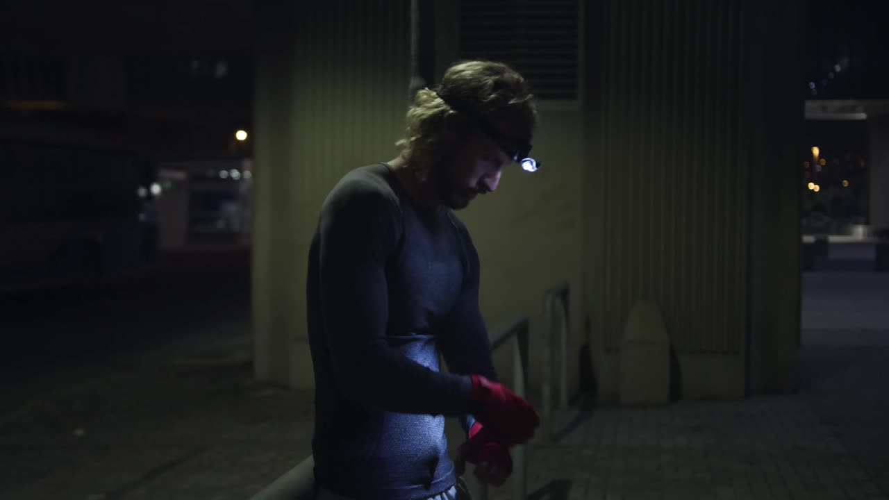 hombre caucásico deportivo entrenando en la calle