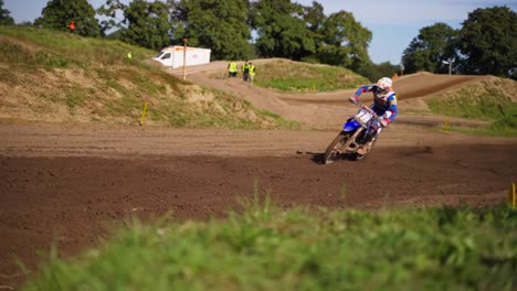 Motocross-Rennfahrer,-Der-In-Extremer-Zeitlupe-Auf-Unbefestigten-Straßen-Fährt