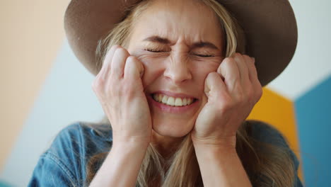 mujer expresando diferentes emociones