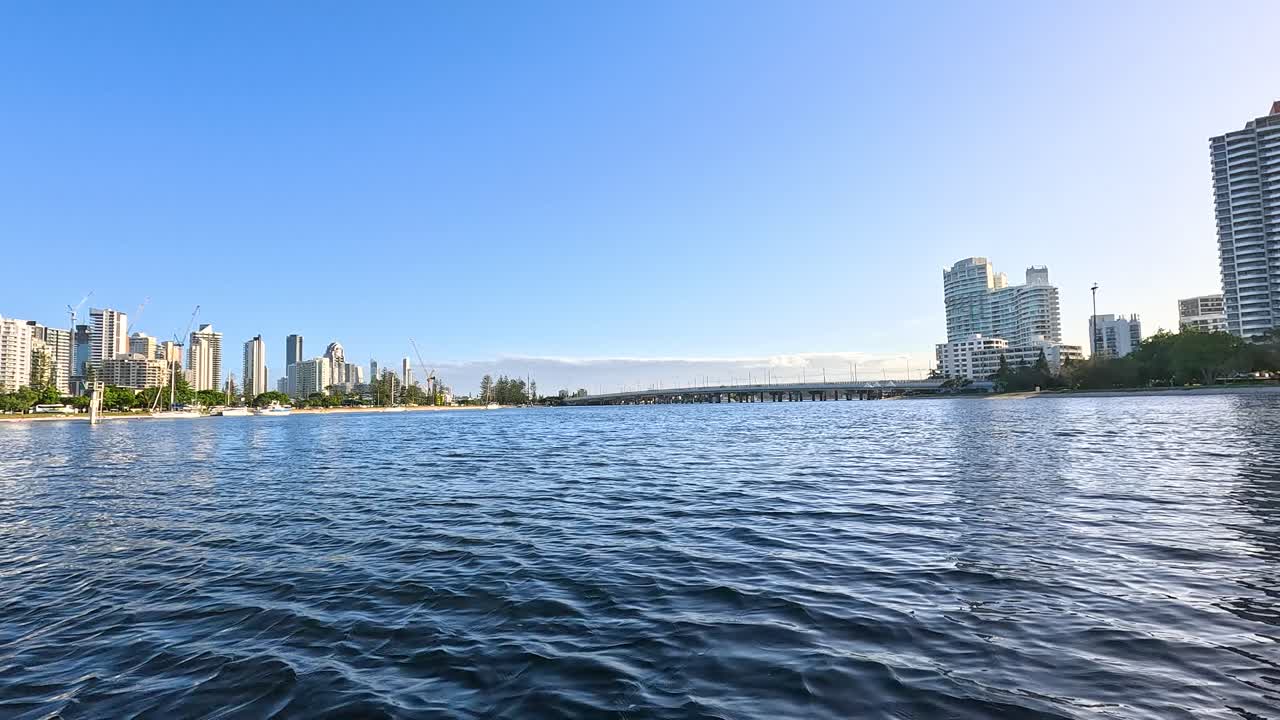 골드 코스트 운하를 가로질러 경치 좋은 강 항해