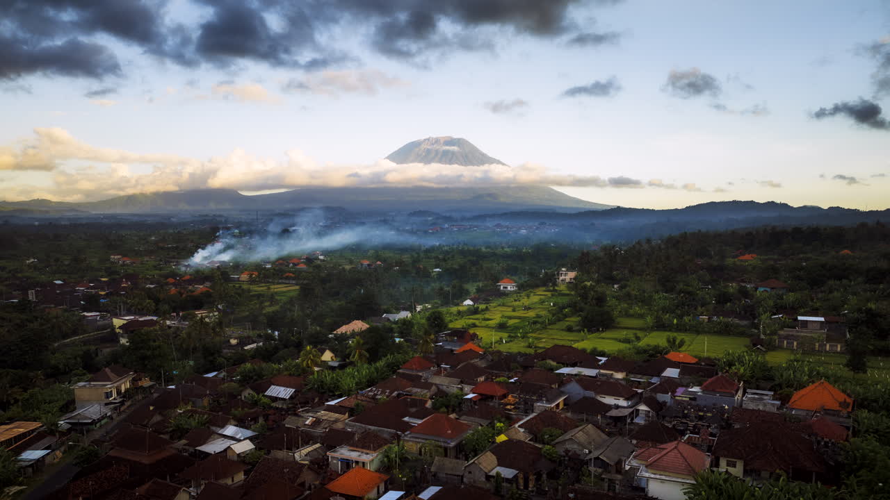 casas en las aldeas rurales con vistas al monte agung durante el amanecer en bali, indonesia